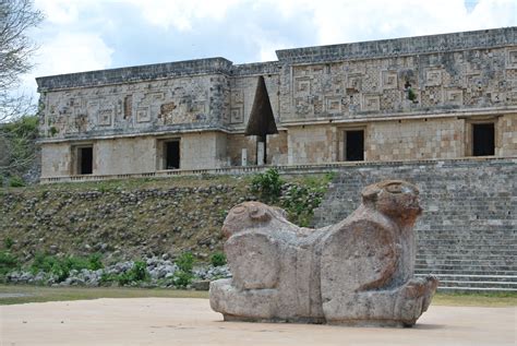 La Rebelión Maya en Uxmal: Un Desafío al Poder Tolteca y la Consolidación de una Identidad Regional